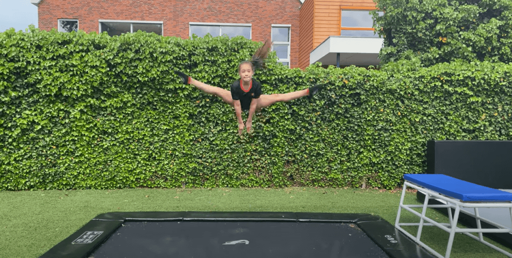 The best Trampolines for gymnasts 12 spreidhoeksprong