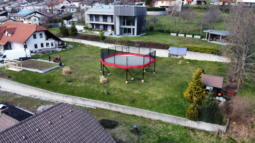 Ontdek de DD Mega Tramp by Akrobat: 's Werelds Grootste Trampoline 1 akrobatdd squad megatramp 10x10m 12